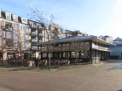 851401 Gezicht op het vanwege de coronacrisis gesloten Café De Burcht (Burchtplein 7) in Centrum Vleuterweide, in de ...